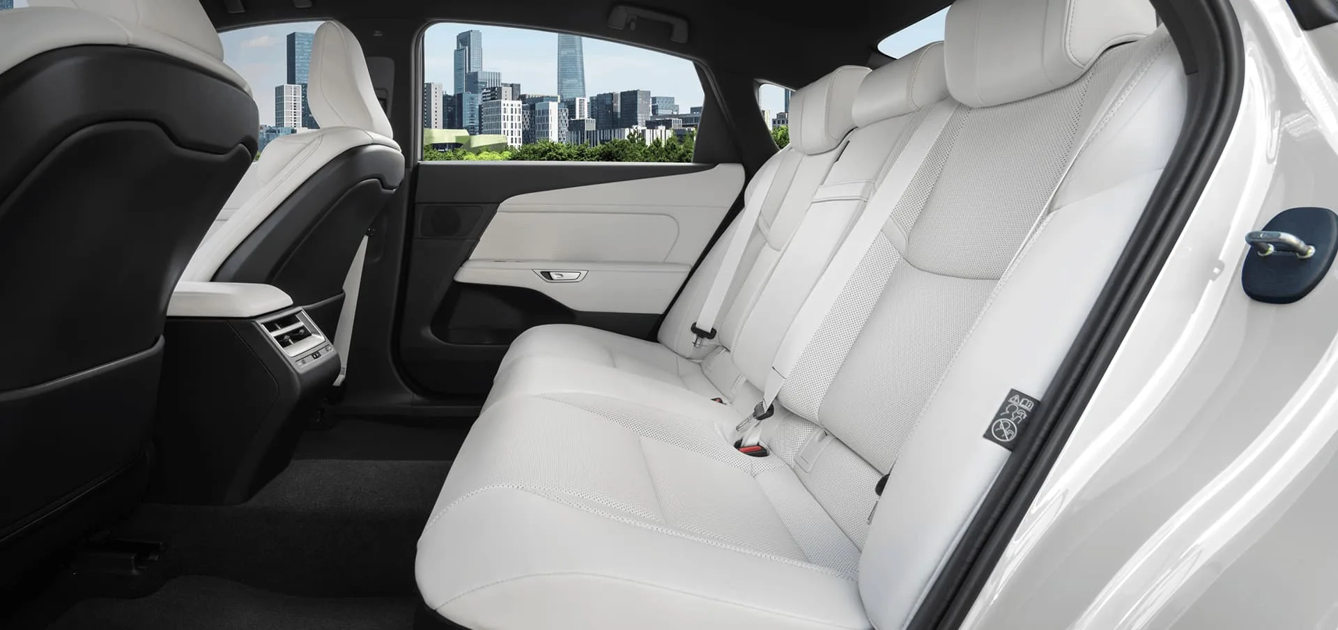 350h Interior White Desktop 1920x908 V1